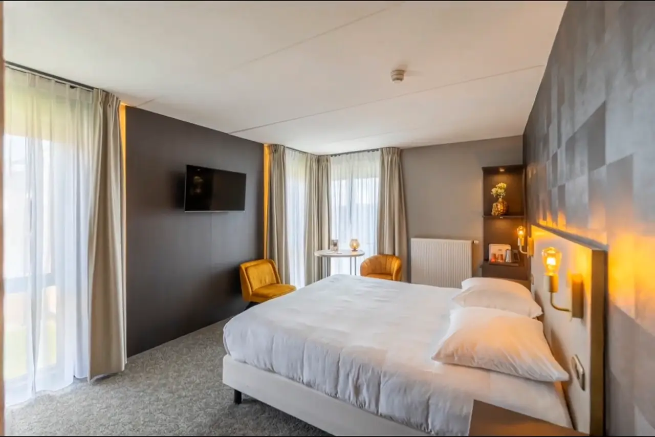 Stilstaand beeld uit de tour van de deluxe kamer van Parkhotel Horst